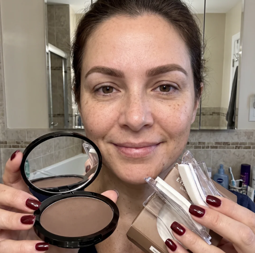 Cliente montrant le résultat Browlyn sur ses sourcils