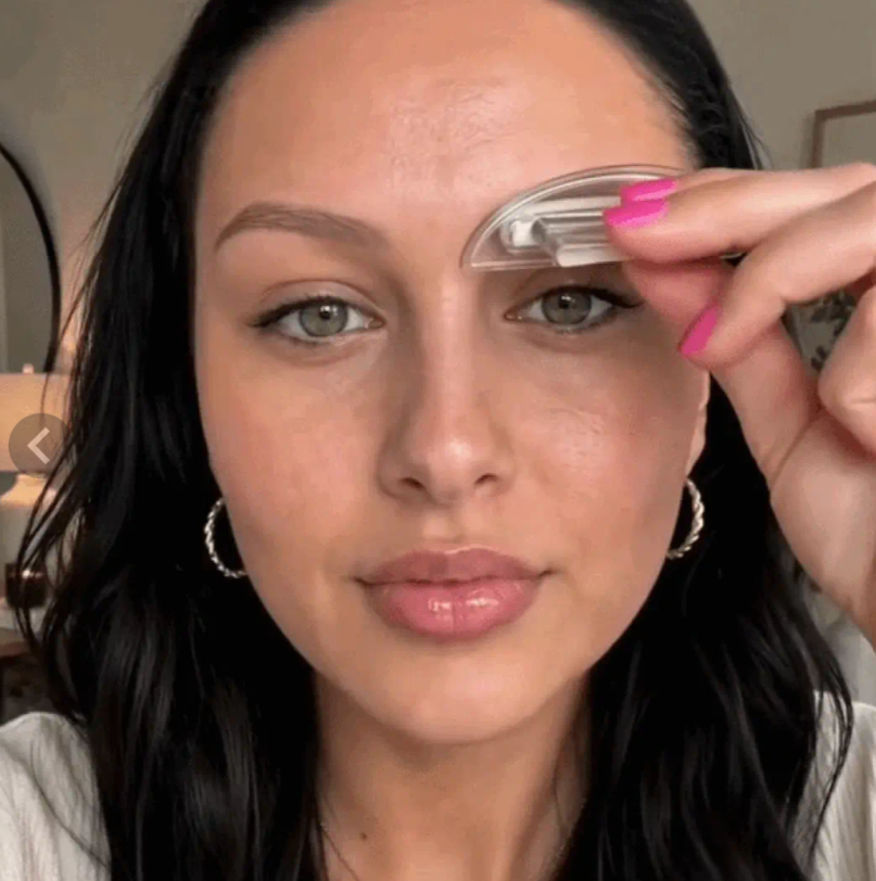 Cliente présentant son poudrier Browlyn et ses sourcils dessinés